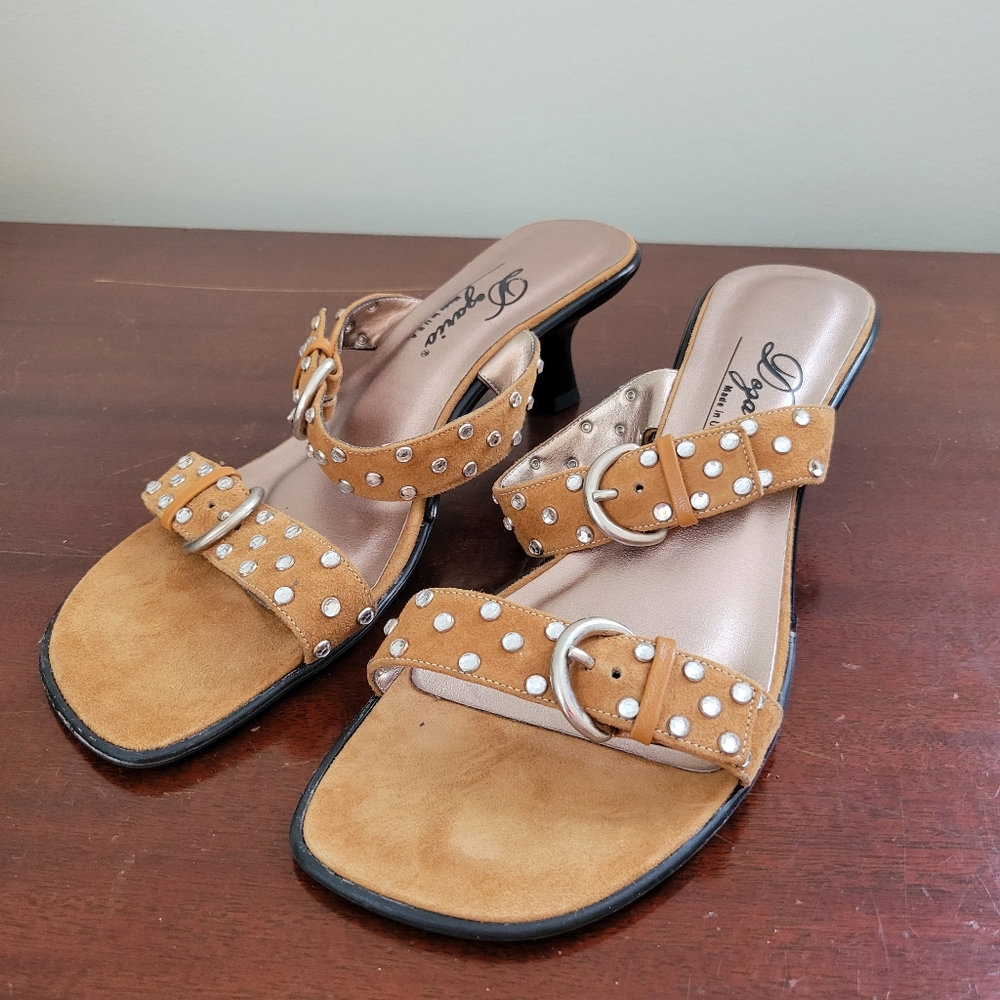 NWOT Dazario handmade in USA. Brown suede rhinestone kitten heel